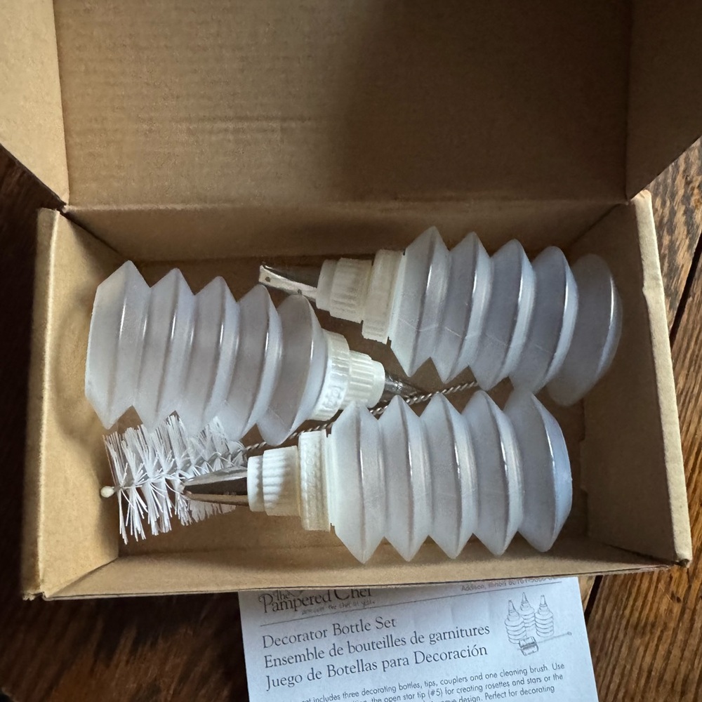 The Pampered Chef Decorating Kit with Tips - Picture 3 of 3